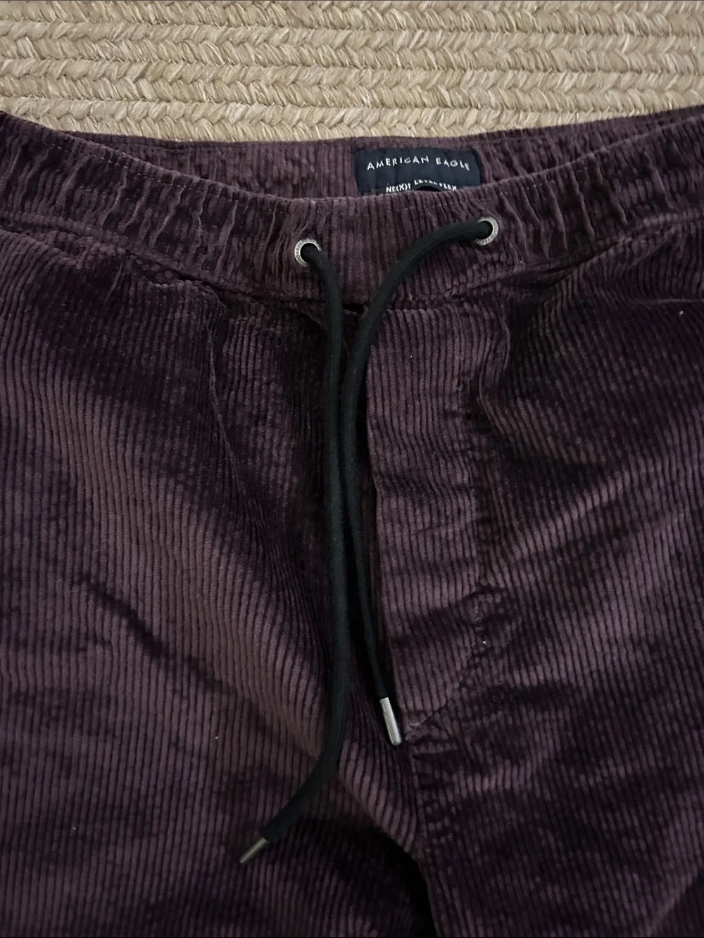 American Eagle Men’s size medium tall corduroy jogger in burgundy/dark purple